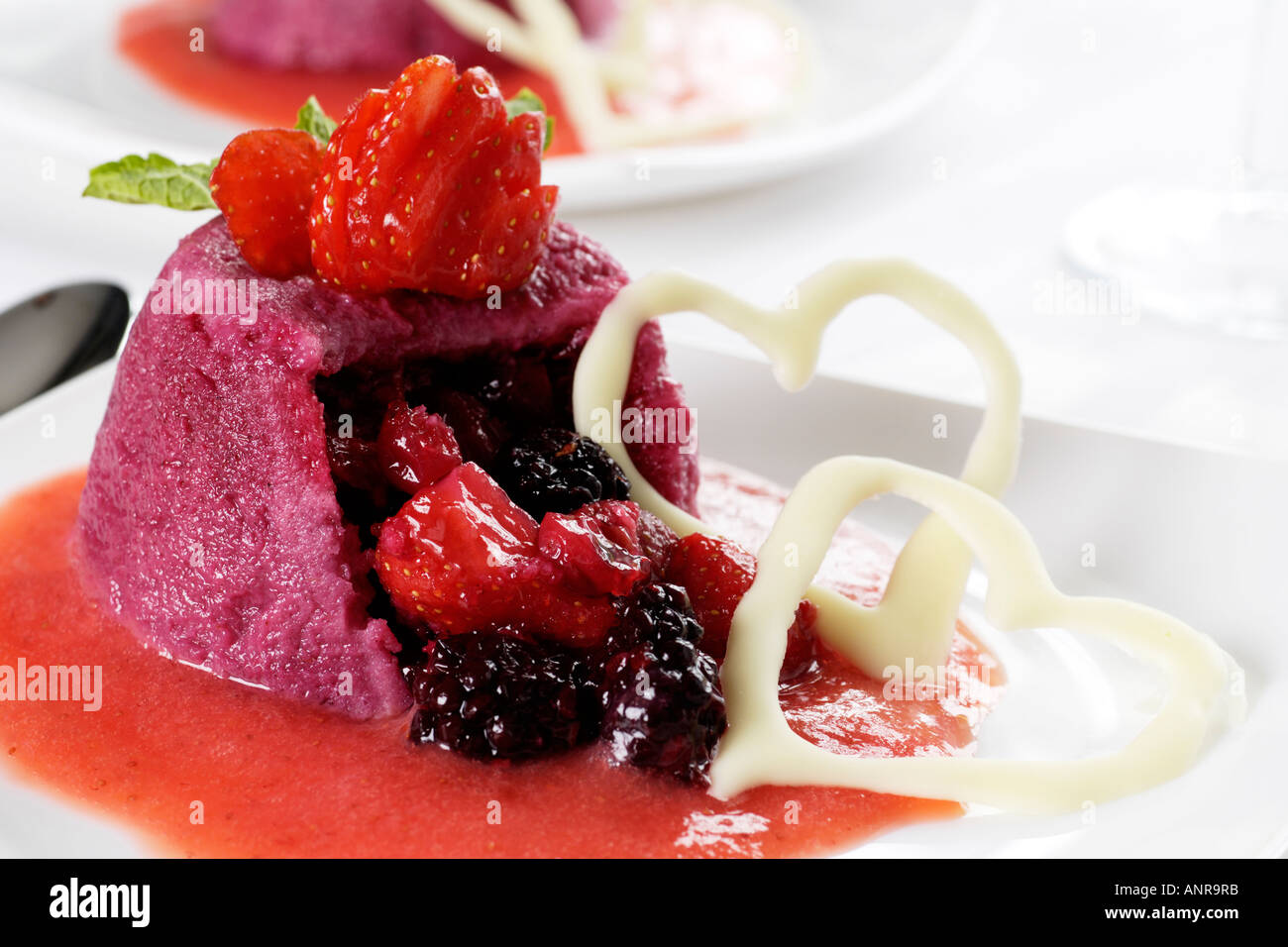 Budino estivo con il cioccolato bianco cuori Foto Stock