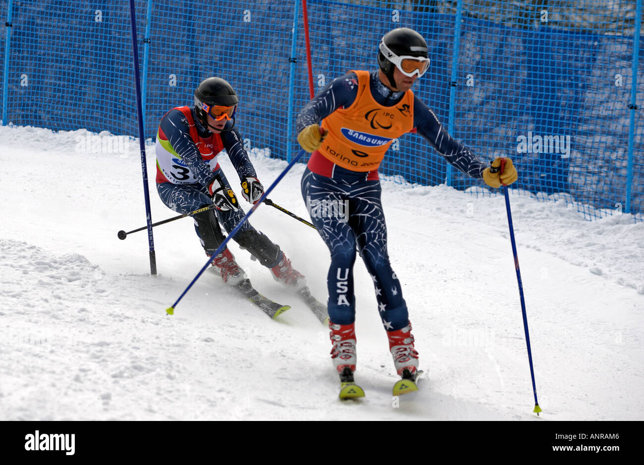 Andrew Parr degli STATI UNITI D'AMERICA segue le grida della sua guida nella mens Sci Alpino Slalom ipovedenti la concorrenza Foto Stock