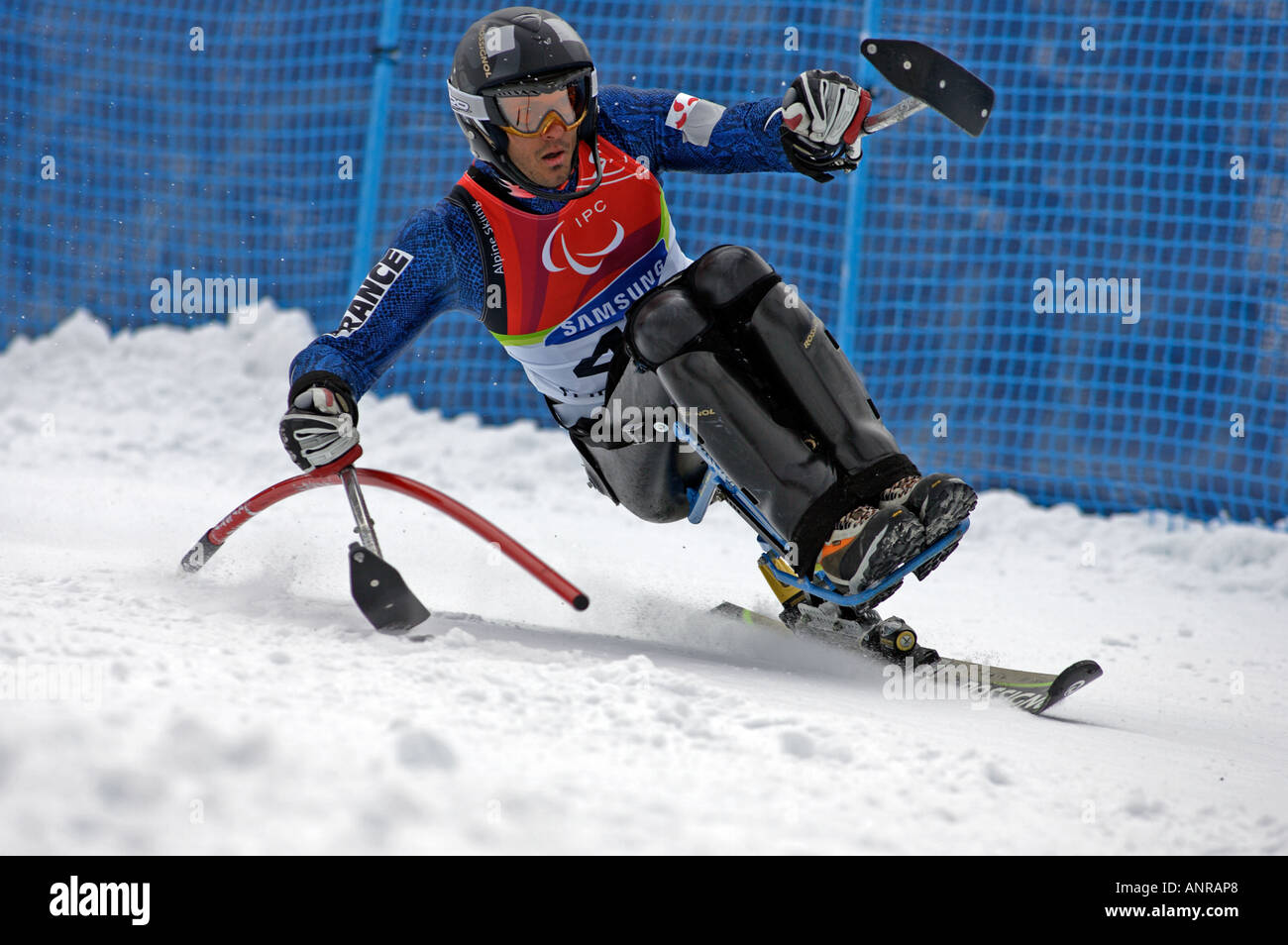 Atleta francese nella mens Sci Alpino Slalom seduta la concorrenza Foto Stock