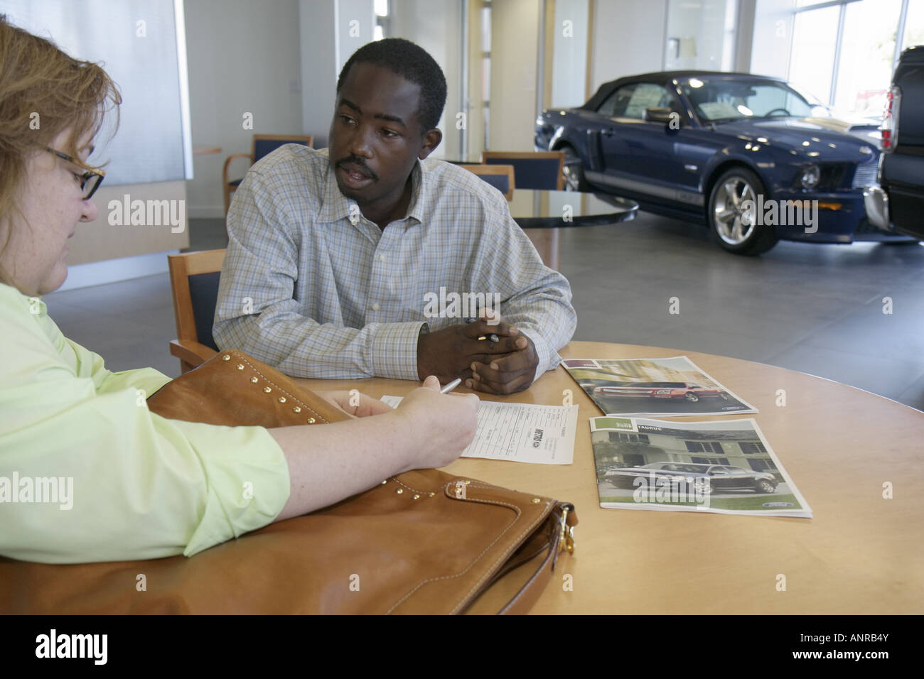 Miami Florida,Metro Ford,new,car,dealer,concessionaria,concessionaria,Black Minoties,man men maschio,venditore,ispanica donna etnica donne,compratore,shopping Foto Stock