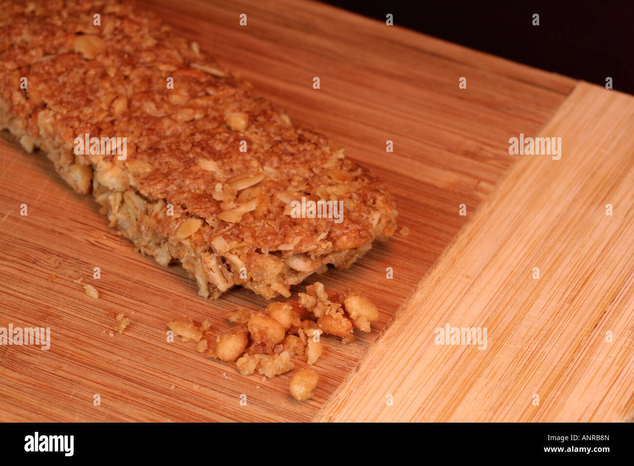 Natural granola bar sul tagliere di legno Foto Stock