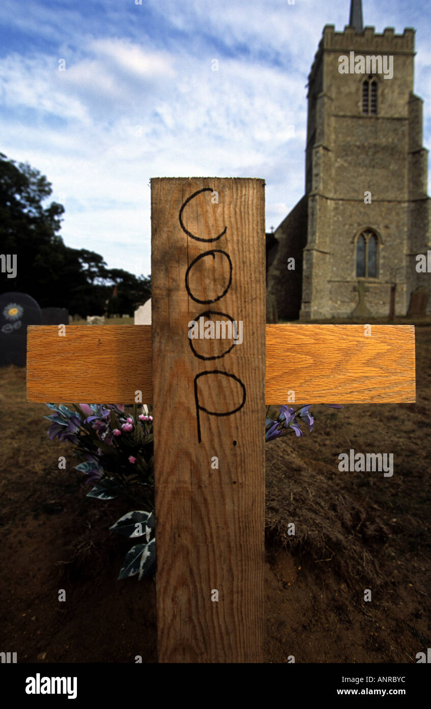 Croce di legno contrassegnati co-op su una tomba in una chiesa di Suffolk cantiere, UK. Foto Stock