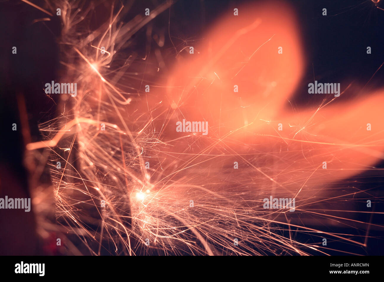 Vivid scintille e fiamme da leggeri a Flint Foto Stock