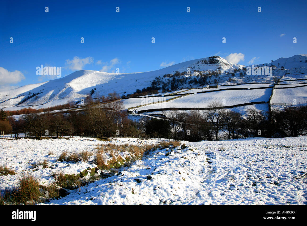 In inverno la neve sul perdono Hill e retro Tor di Valle Edale Parco Nazionale di Peak District Derbyshire Inghilterra Gran Bretagna UK Europa Foto Stock