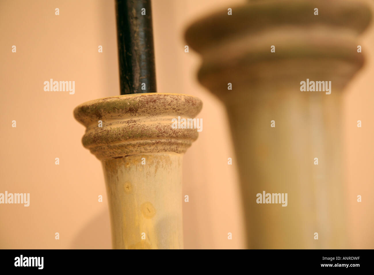 Candela di ceramica stick titolare su un davanzale. Foto Stock