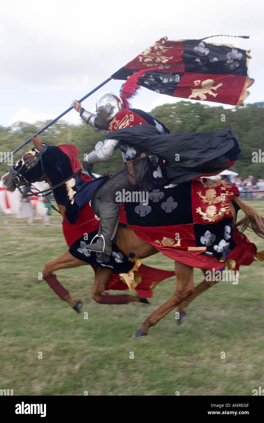 Cavaliere di giostra in corrispondenza di una rievocazione storica di un torneo di giostre Foto Stock