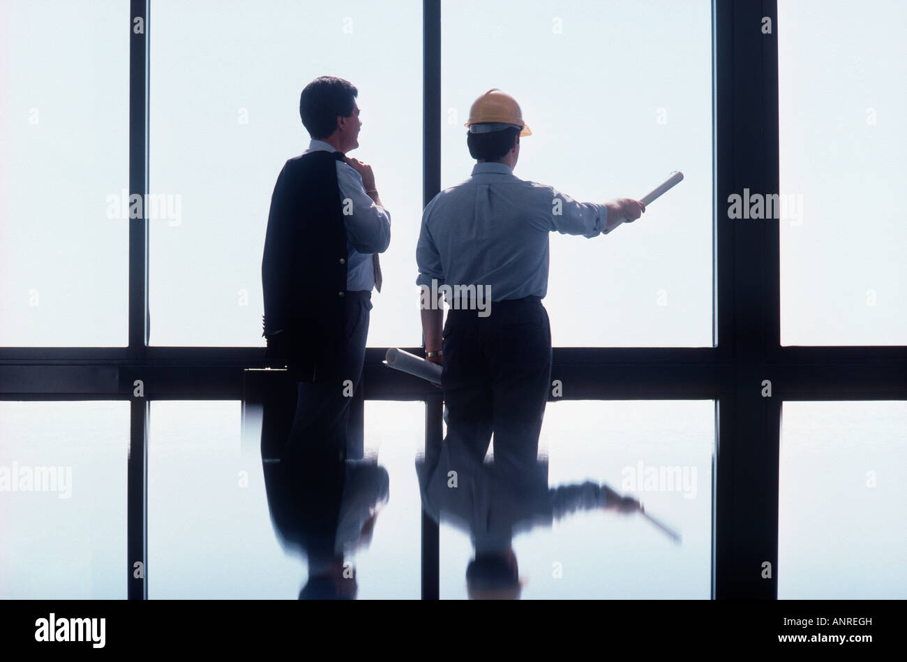 Ingegnere e Architetto discutere di progetti di costruzione Foto Stock