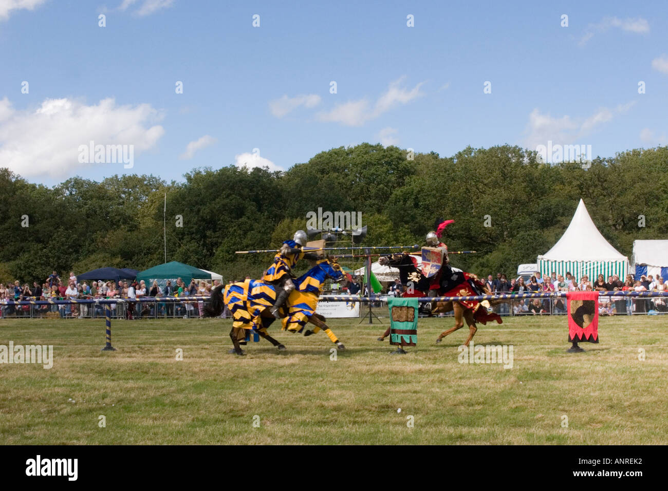 Cavalieri alla giostra in corrispondenza di una rievocazione storica di un torneo di giostre Foto Stock