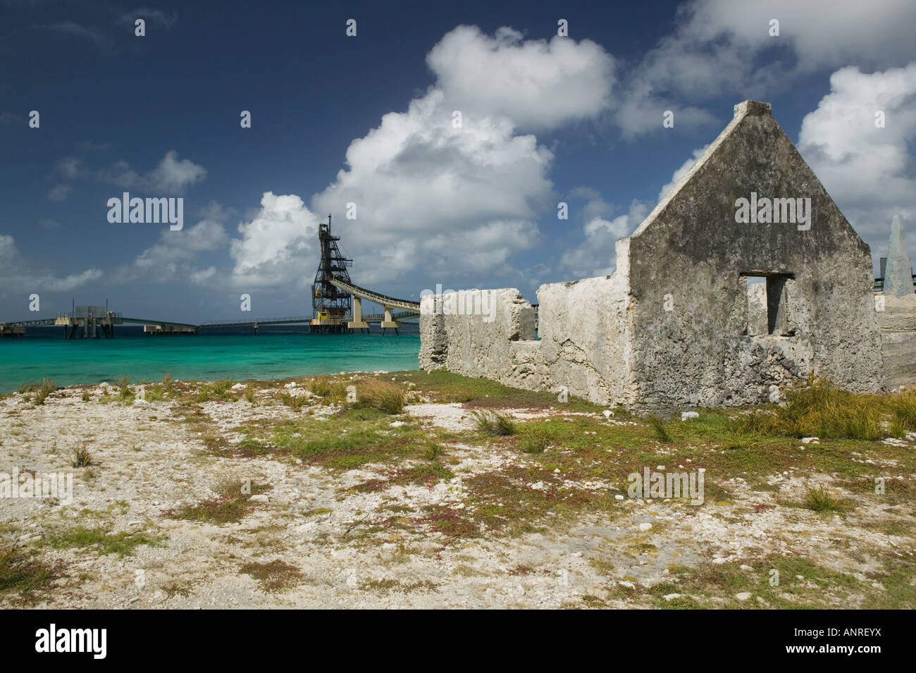 Isole ABC, BONAIRE, sale solare funziona: rovine del vecchio magazzino del sale e sale di nuovo elevatore di carico Foto Stock