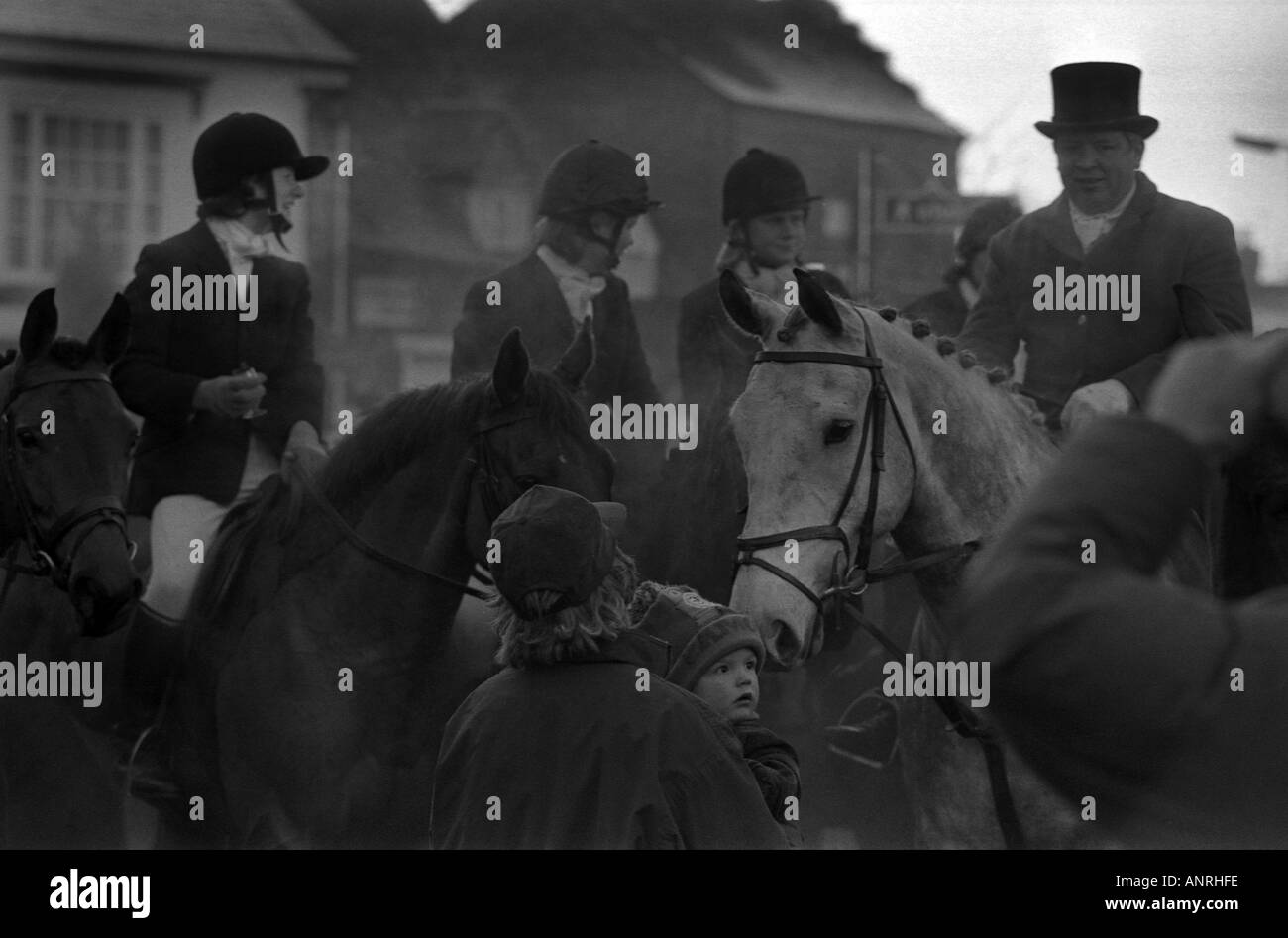 Fox cacciatori a cavallo nelle prime ore del mattino nel villaggio buckingshire Foto Stock