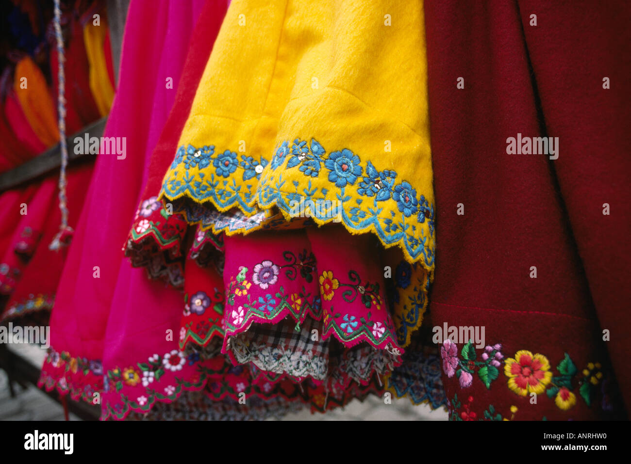 Ecuador Gualaceo mercato dettaglio tessili ricamati di gonne Foto Stock