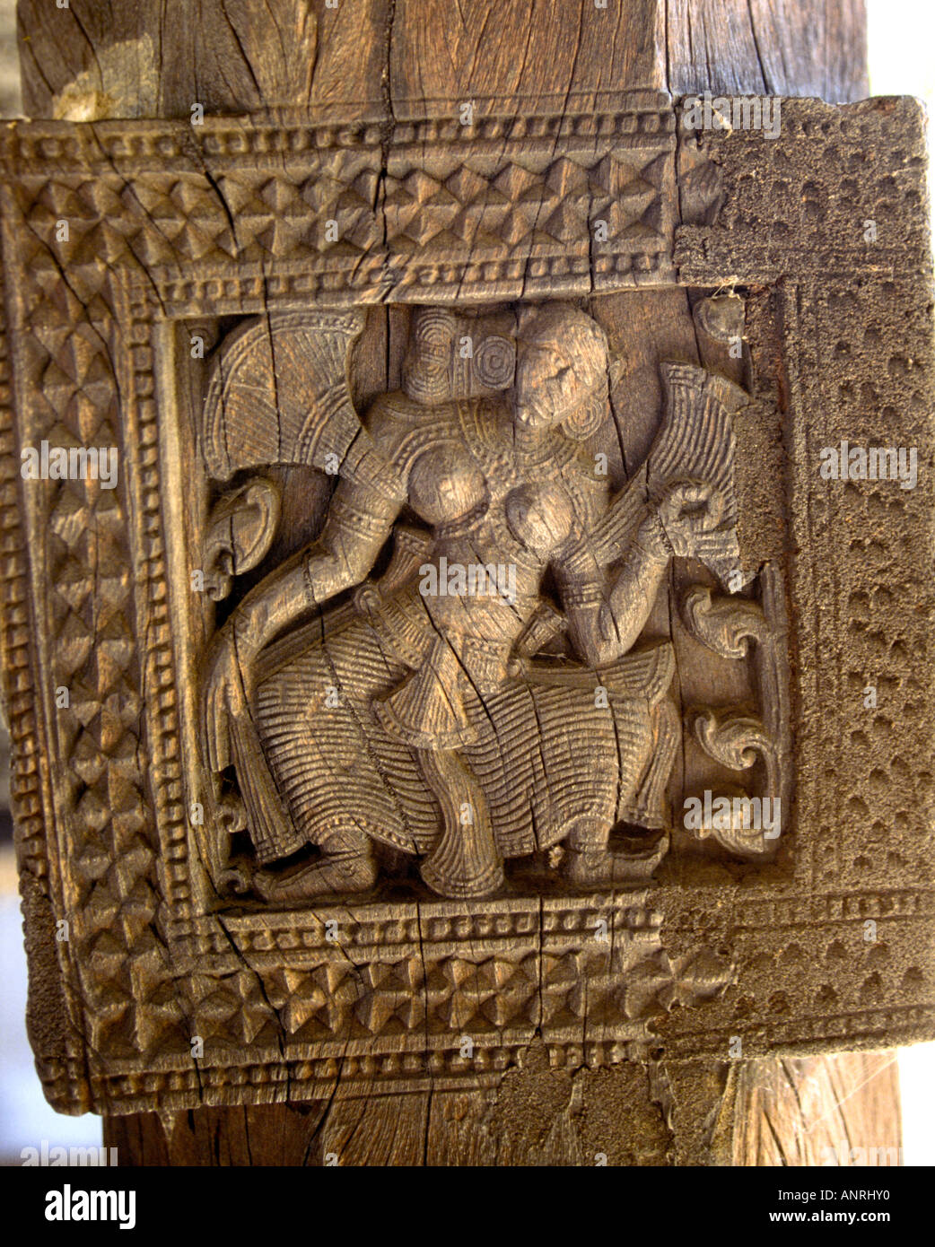 Tempio Embekke vicino a Kandy xv secolo tempio carving ballerino Foto Stock