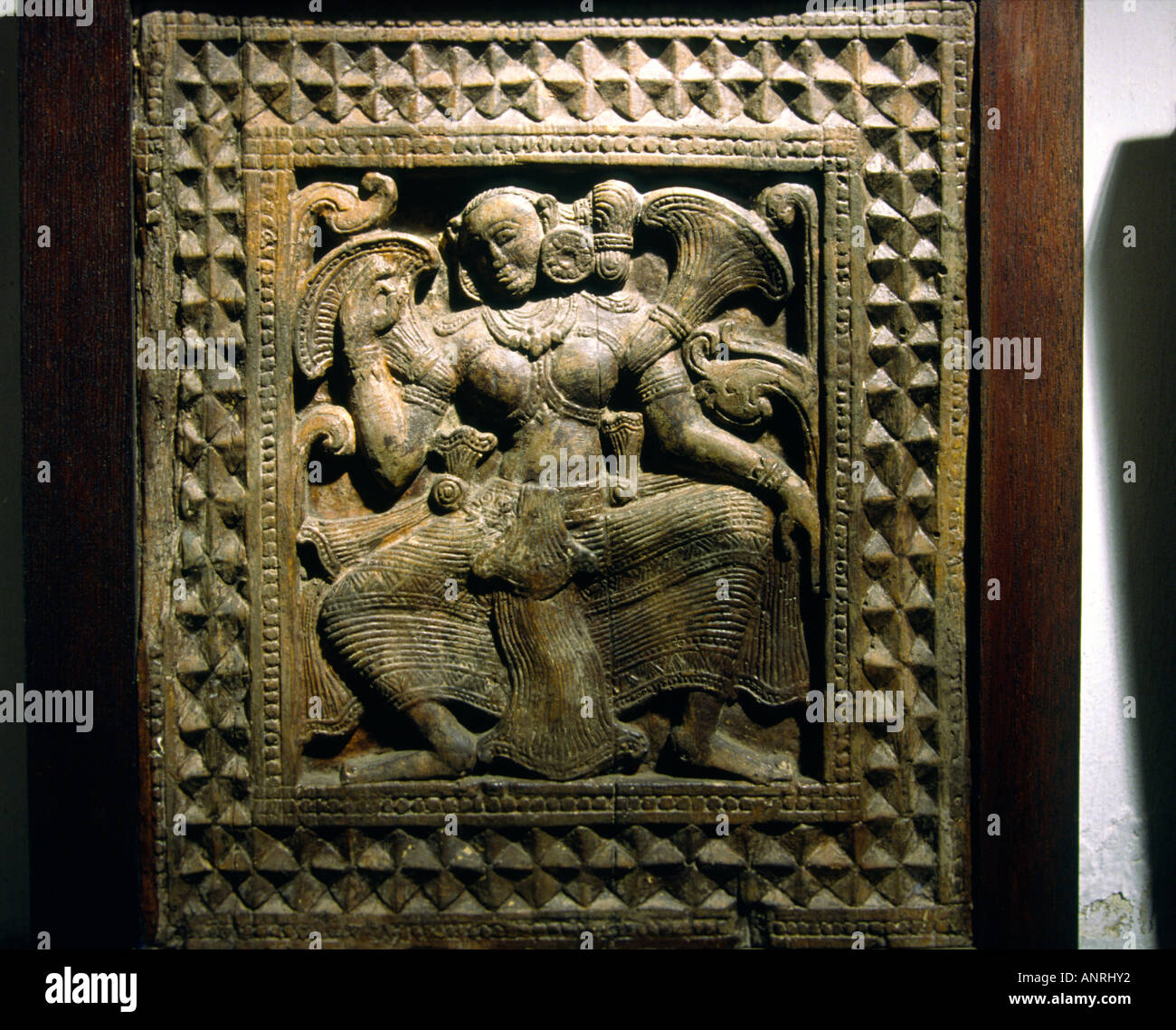 Sri Lanka Artigianato Embekke tempio vicino a Kandy xv secolo tempio carving ballerino Foto Stock