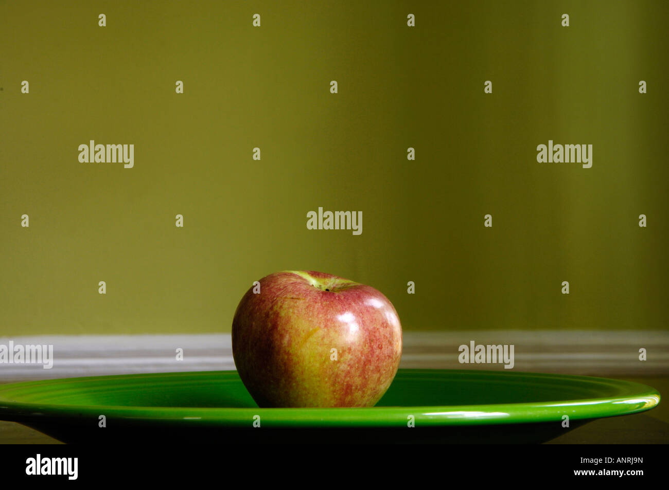 McIntosh apple su piastra verde in cucina Foto Stock