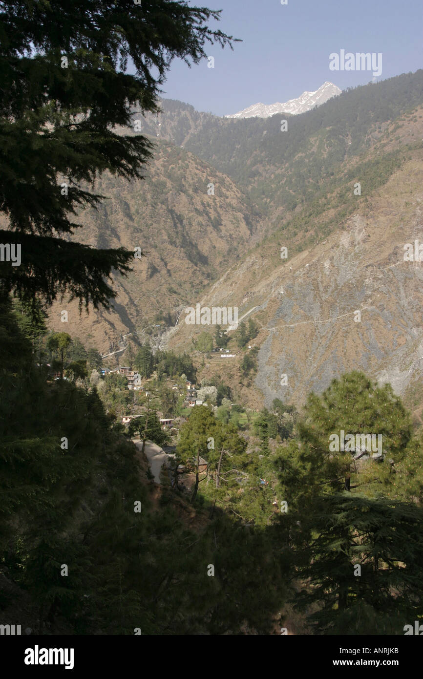 India Himachal Pradesh McLeod Ganj Bhagsu borgo sotto le montagne himalayane Foto Stock