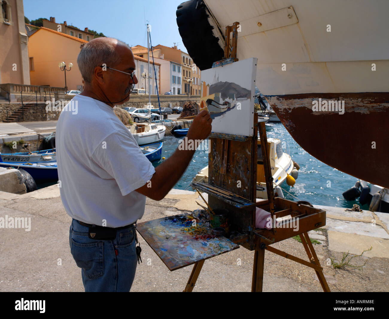 Port Vendres Pirenei Orientali Francia Languedoc artista pittura in porto Foto Stock
