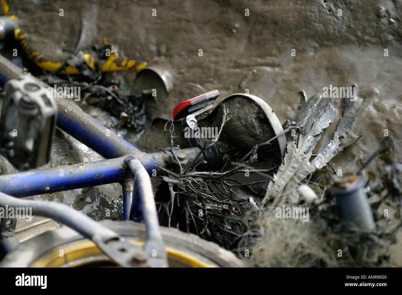 Una bicicletta in corrispondenza del fondo del porto esterno a Porthcawl, Galles del Sud Foto Stock