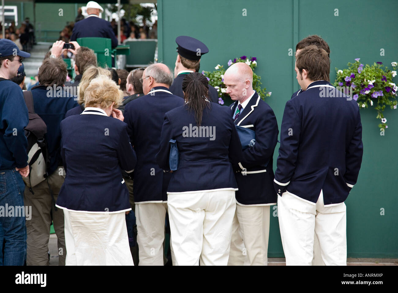 Guardalinee e donne attendono il loro turno di dovere al fianco di un al di fuori del tribunale durante il 2007 Wimbledon Lawn Tennis Championships Foto Stock