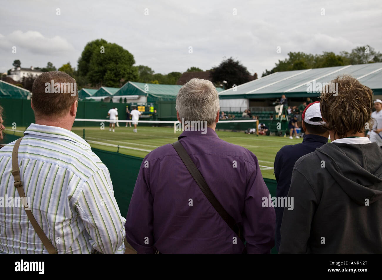 Ventola occhio della visualizzazione a livello di corte di un gentleman's raddoppia match al di fuori del tribunale durante il 2007 Wimbledon Tennis Championships Foto Stock