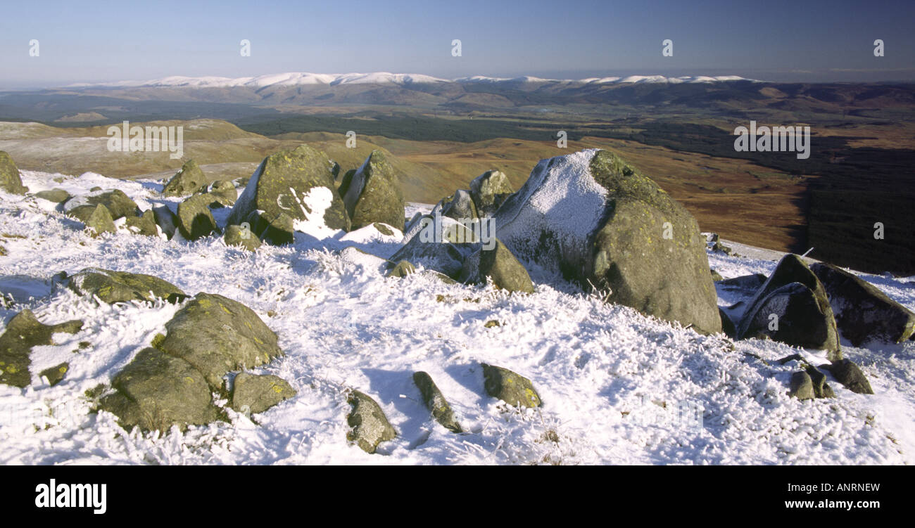 Scenic paesaggio invernale inverno neve sulle colline scozzesi in cima Queensberry in Lowther Hills cercando di fronte a Moffat Hills Scotl Foto Stock