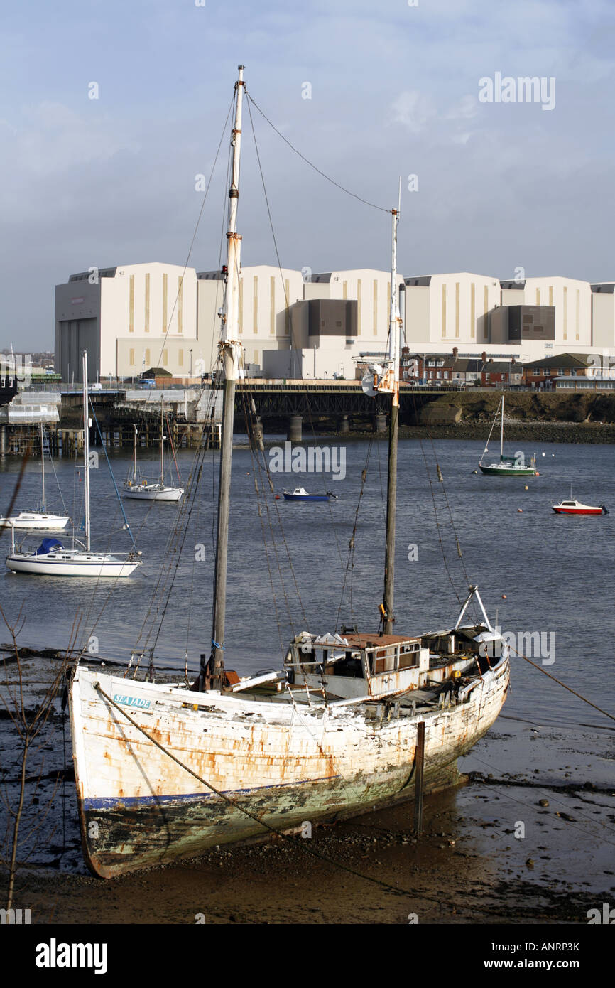 BAE Systems sommergibile Fabbrica, Barrow-in-Furness, Cumbria, visto da tutta Walney Channel Foto Stock