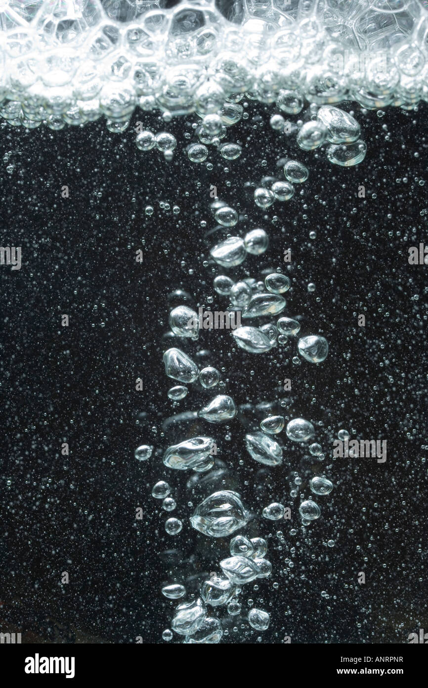 Aria / bolla di gas in aumento in un liquido Foto Stock