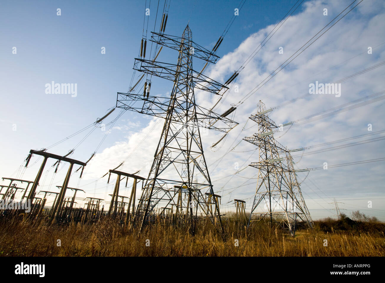 Alimentazione di energia elettrica della stazione secondaria vicino a Cambuslang tralicci la fornitura di elettricità alla zona centrale della Scozia UK Foto Stock