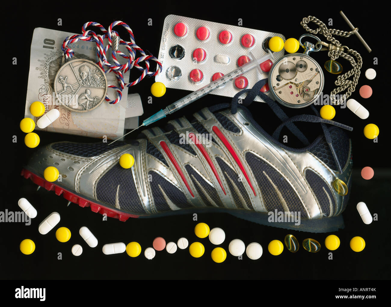 Trainer con siringa di pillole di banconote e cronometro su sfondo nero Foto Stock