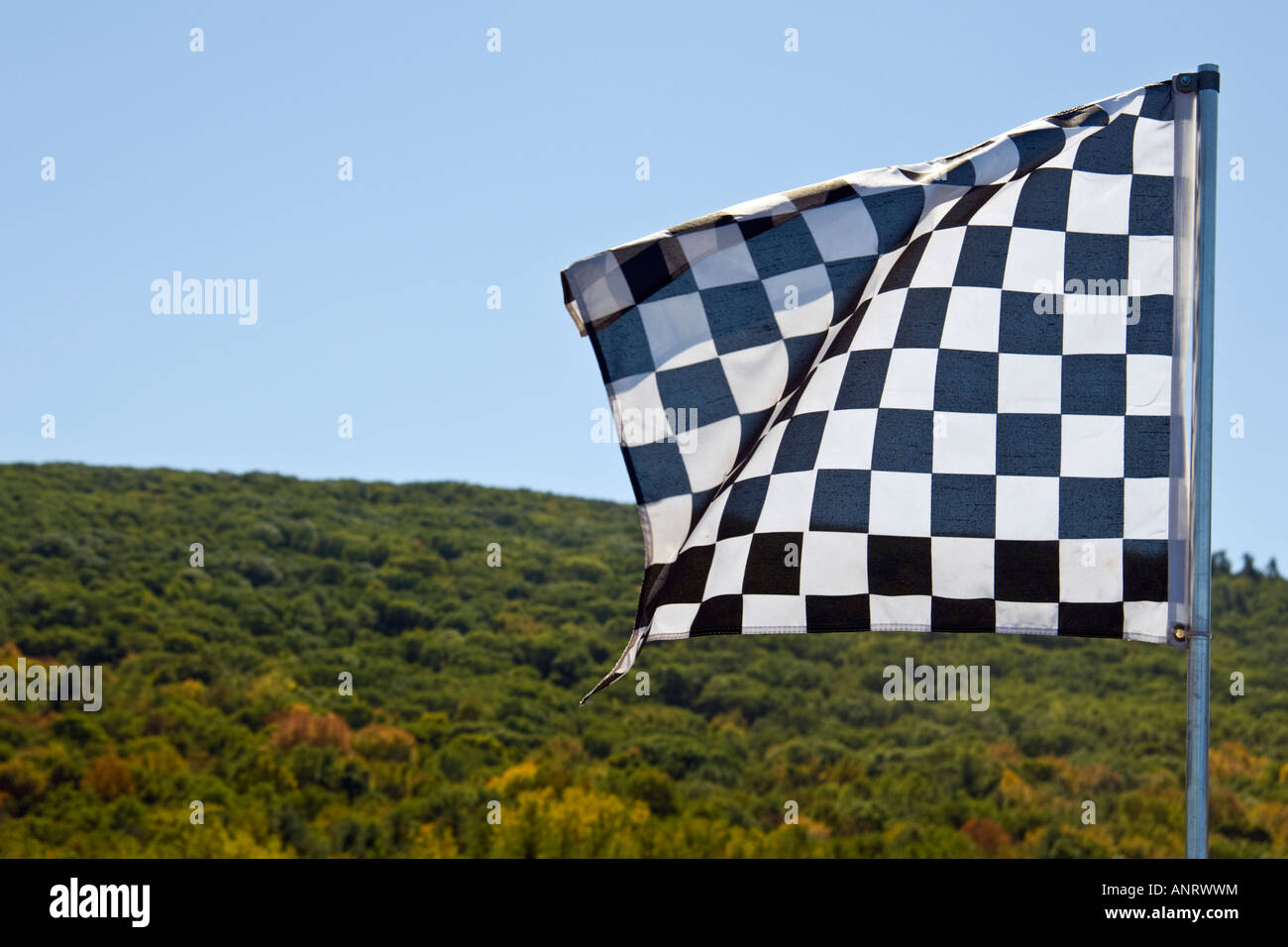 Bandiera a scacchi onde di oltre ad inizio autunno hillside singolarmente la fine per un'altra gara Foto Stock