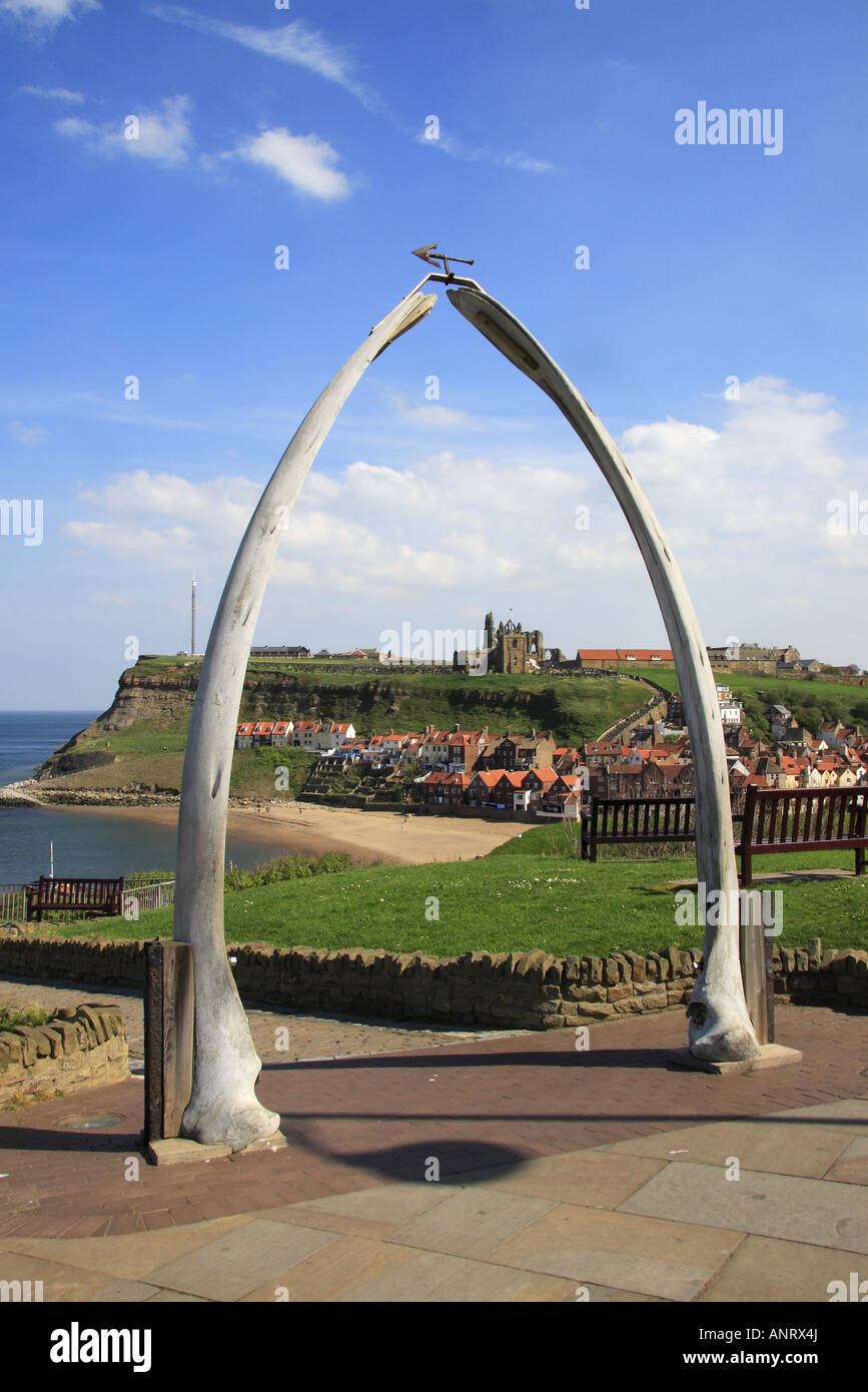 Whitby Abbey St Marys chiesa e 199 passaggi visualizzati attraverso il whalebone arch Foto Stock