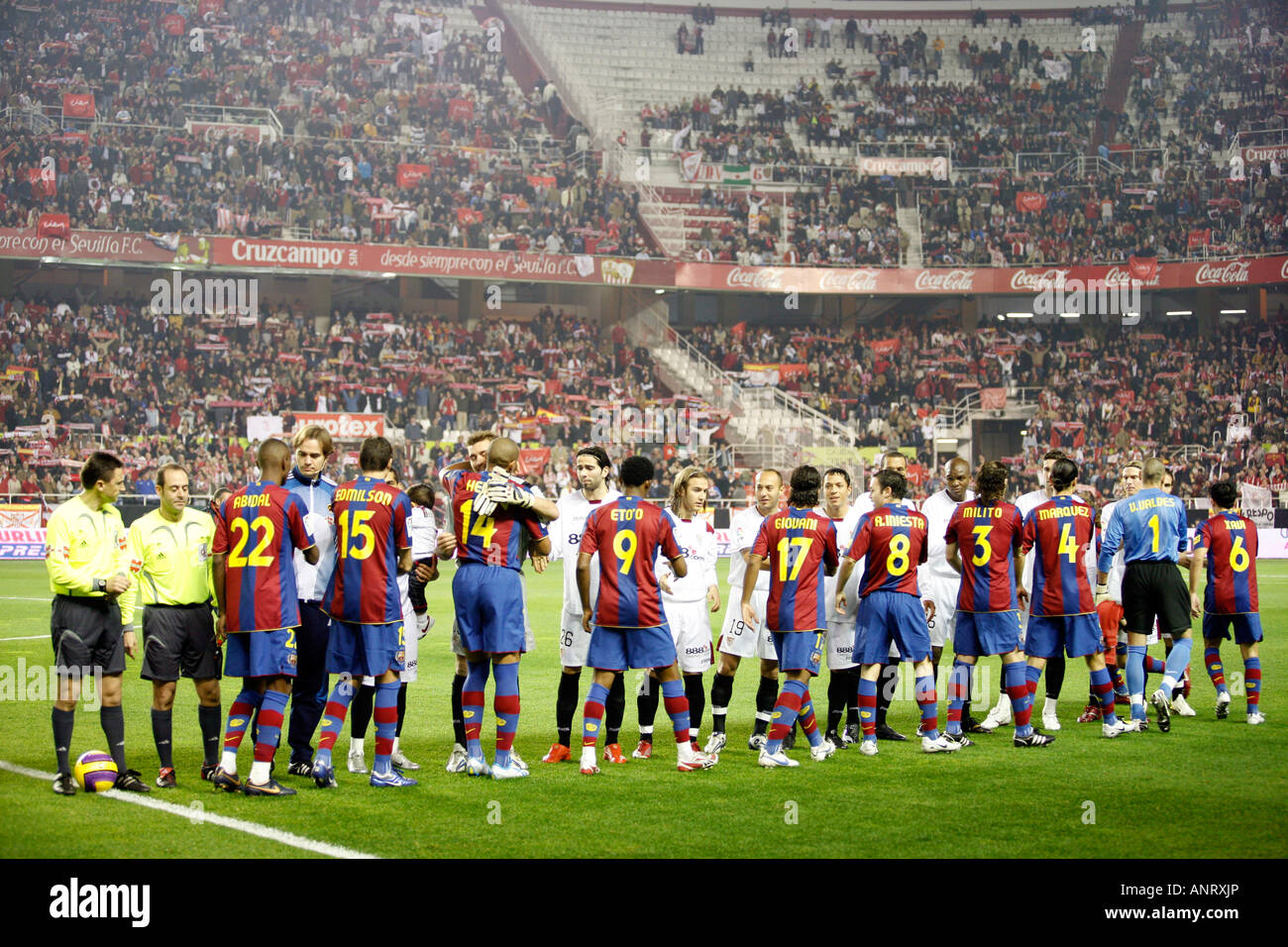 Sevilla FC ed FC Barcelona stringono le mani prima della partita. Foto Stock