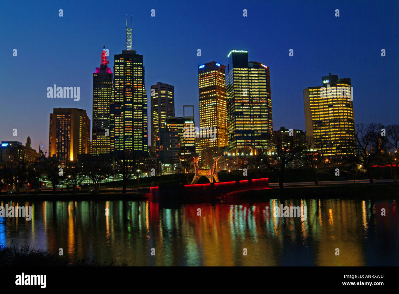 Lo skyline della citta' di Melbourne Australia fotografata dalle rive del fiume Yarra Foto Stock