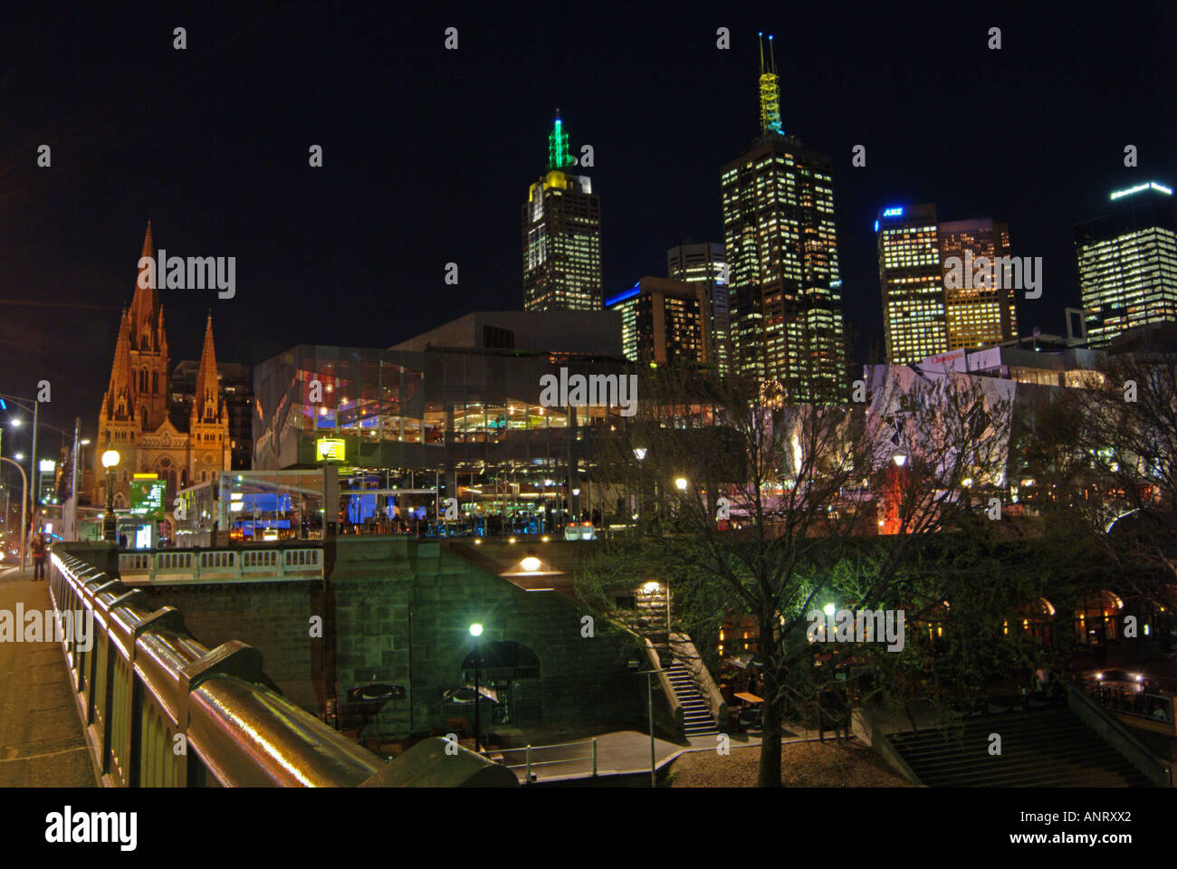 Lo skyline della citta' di Melbourne Australia fotografato da Princes Bridge di notte Foto Stock