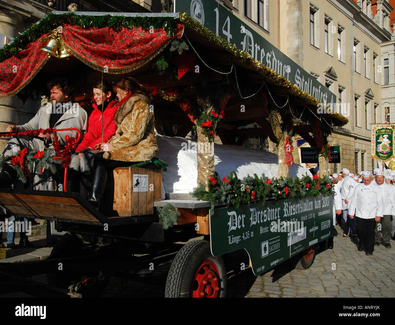 Lo Stollen gigante torta ruote essendo attraverso strade di Dresda, Germania Foto Stock
