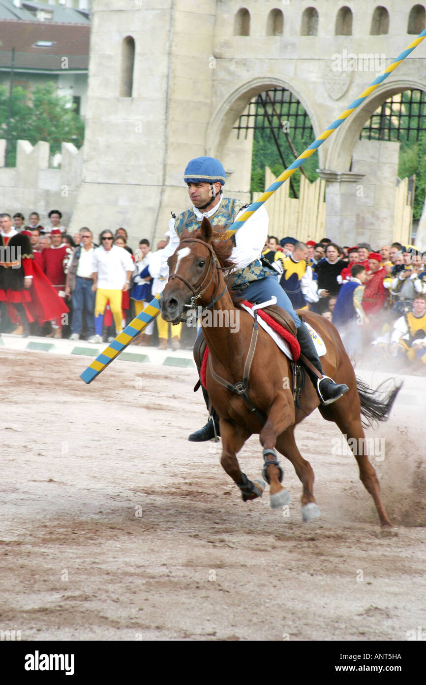 Cavallo e cavaliere al galoppo nel famoso Ascoli Piceno annuali di Quintana festival in Italia,dando un display di equitazione Foto Stock
