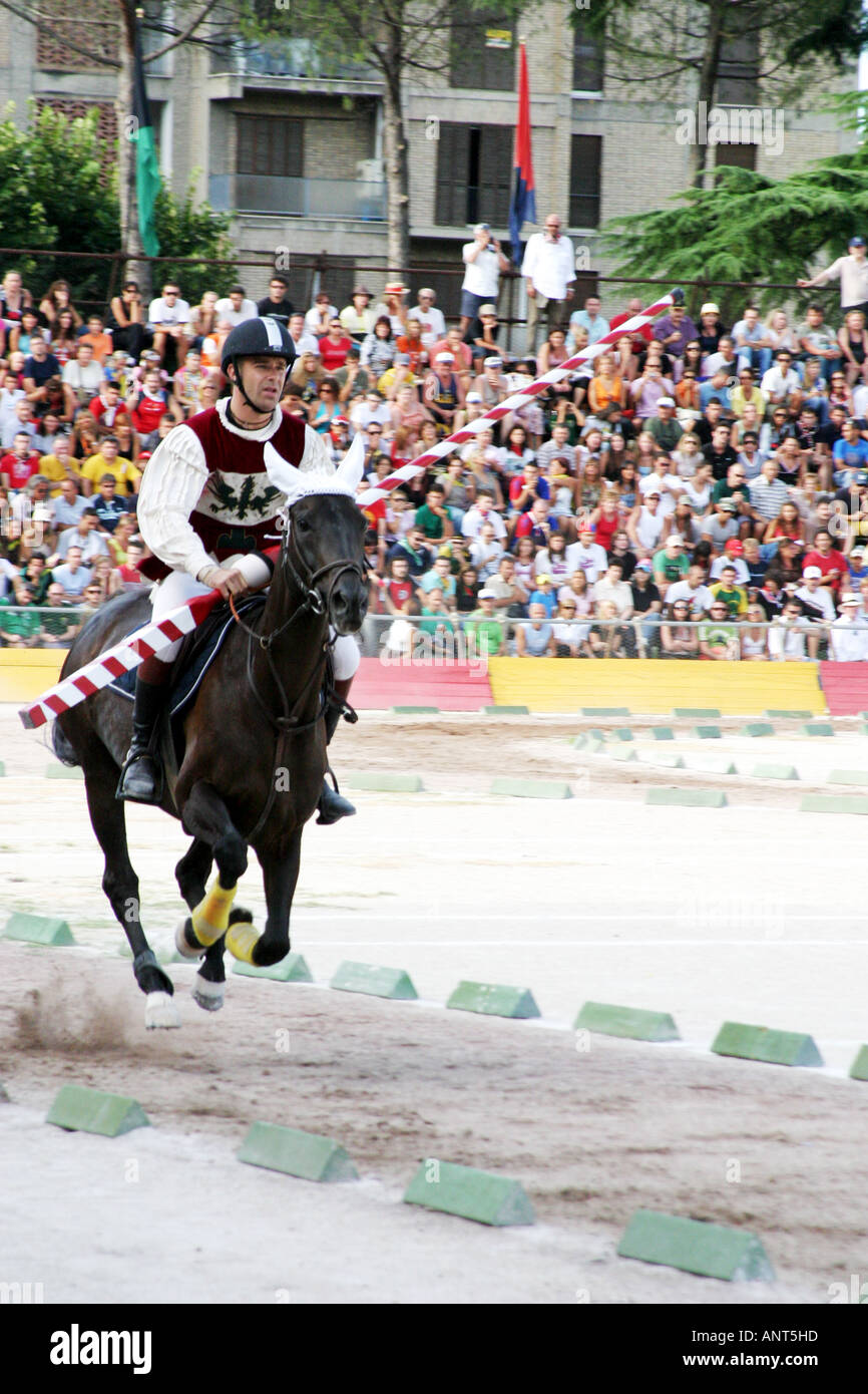 Cavallo e cavaliere al galoppo nel famoso Ascoli Piceno annuali di Quintana festival in Italia,dando un display di equitazione Foto Stock