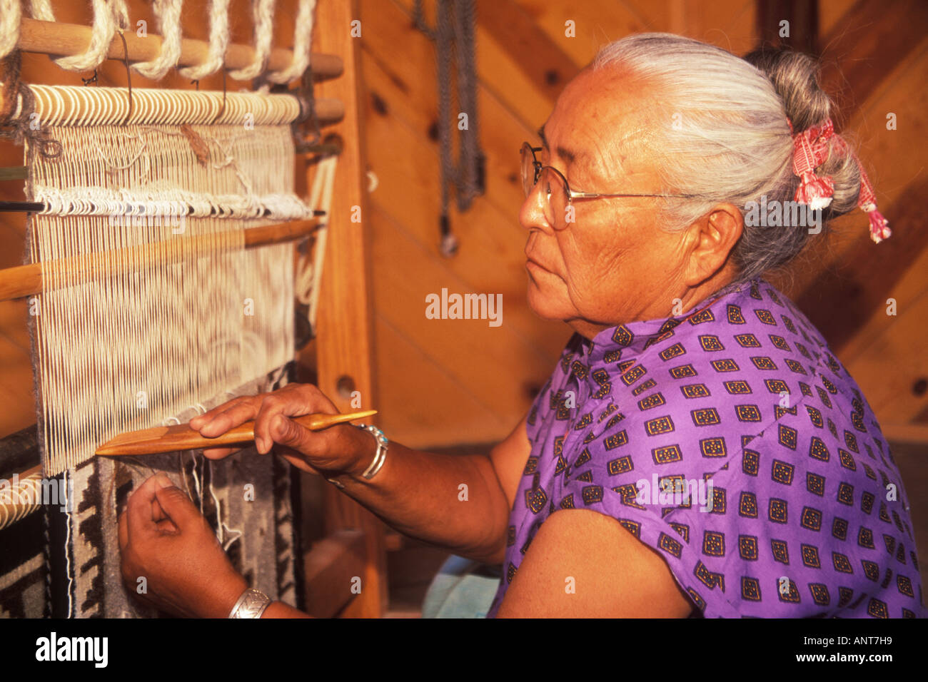 Navajo weaver Sarah Natani Navajo Indian Reservation Shiprock New Mexico Foto Stock
