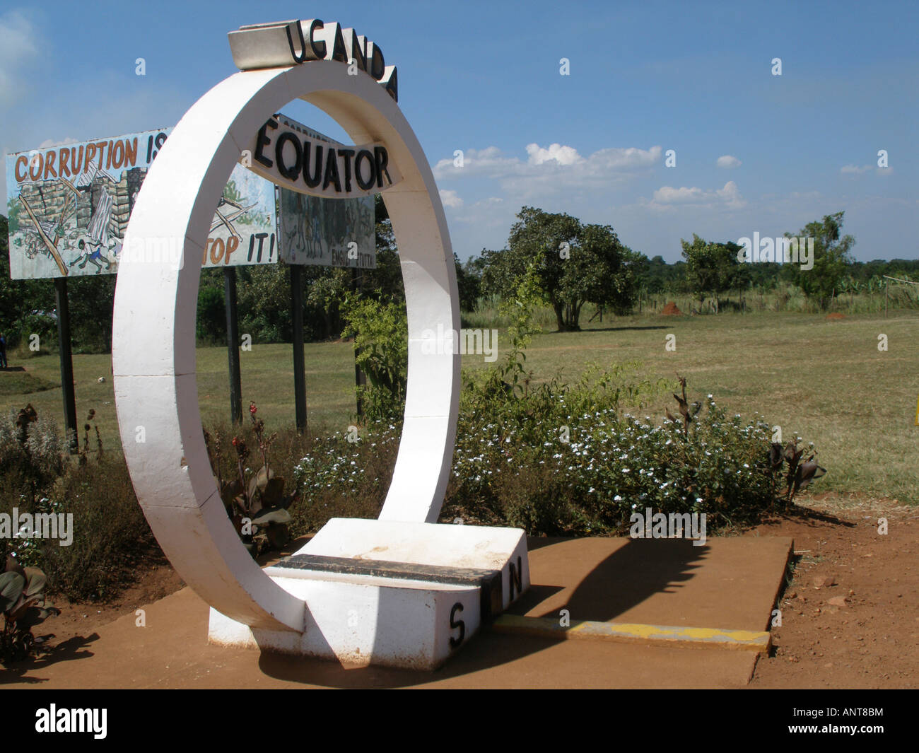 Equatore attraversamento su strada Masaka, Uganda Foto Stock