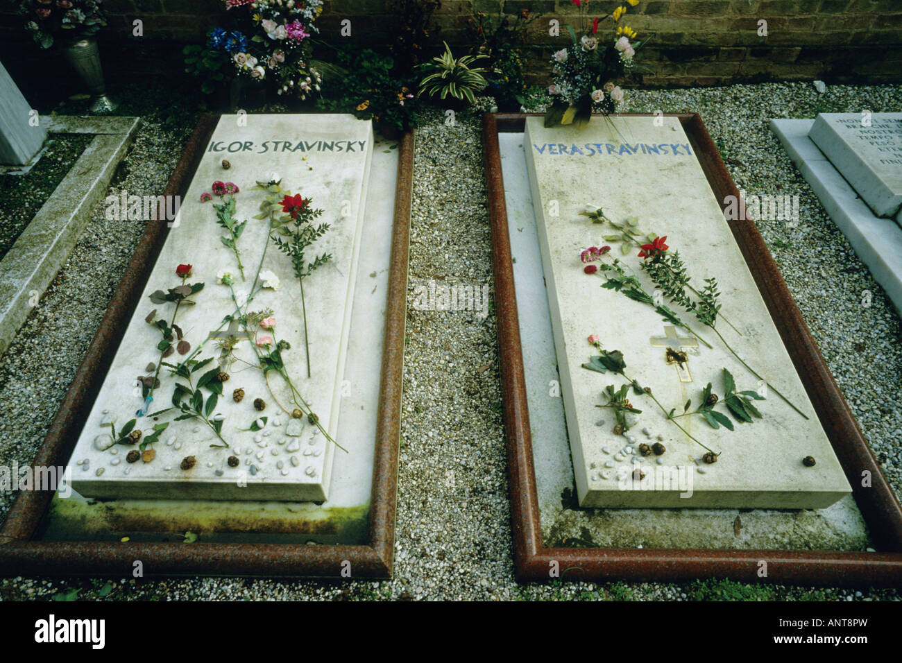Venezia Italia la pietra tombale del compositore russo Igor Stravinsky la moglie Vera sul cimitero Isola di San Michele Foto Stock