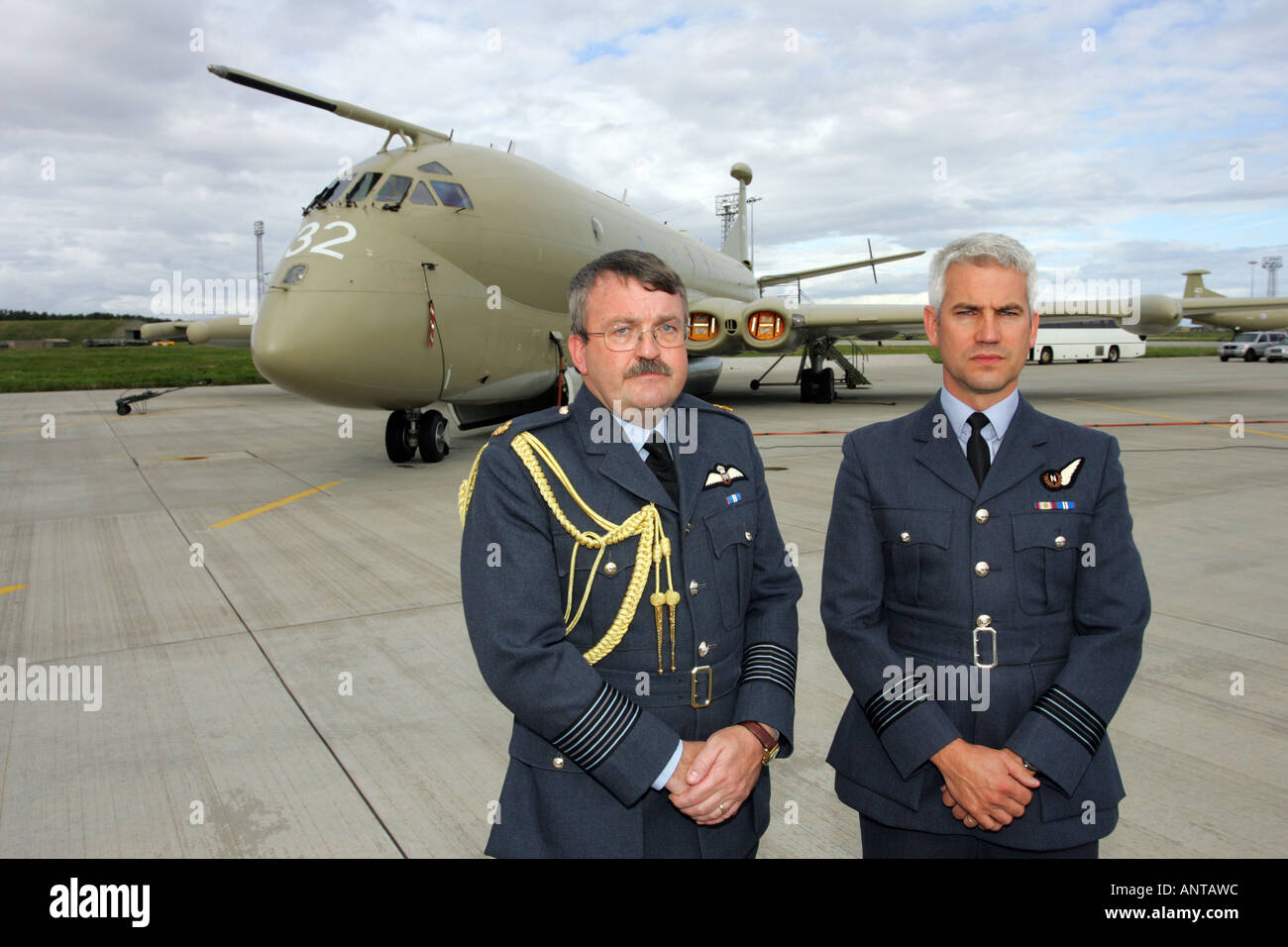 Gruppo capitano Chris Birks, comandante di base a RAF Kinloss, Scozia nella parte anteriore di un velivolo Nimrod Foto Stock