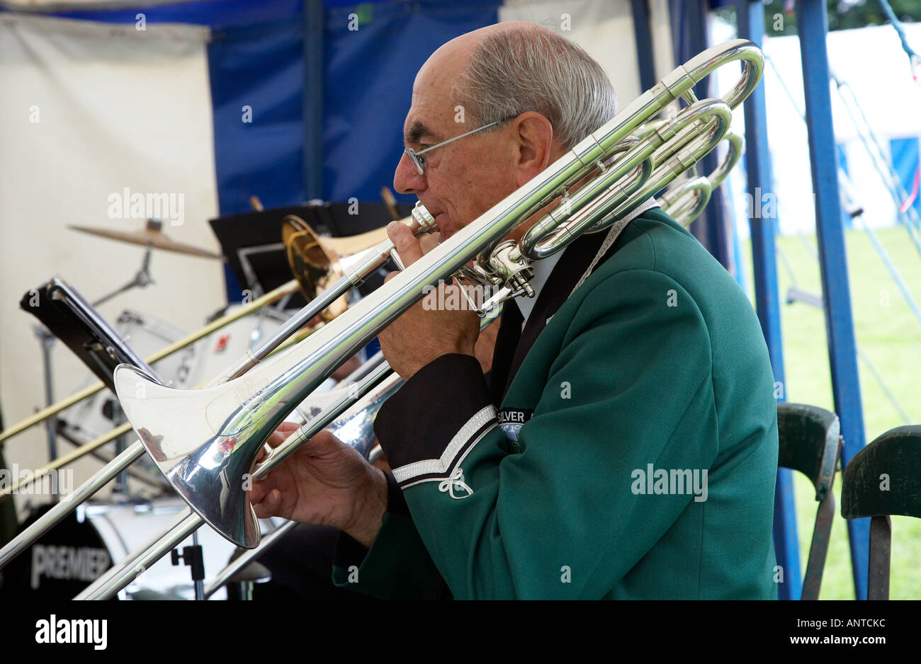 Trombonista nel Muker fascia argento all'annuale Muker agricoltura mostra Muker Swaledale Yorkshire Dales Inghilterra Foto Stock