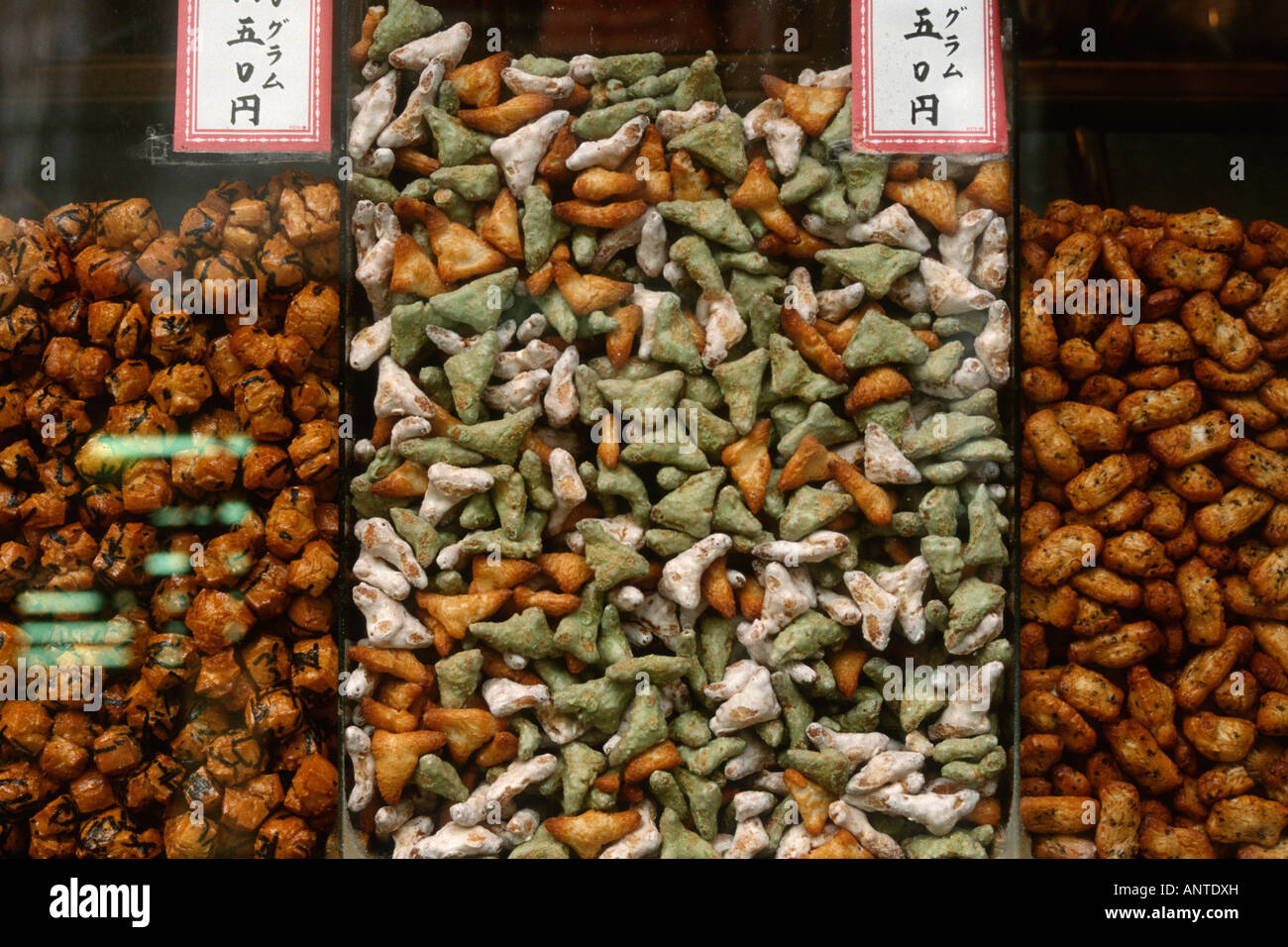 Tokyo Giappone cracker di riso snack in vendita da aprire con la facciata anteriore del negozio Foto Stock