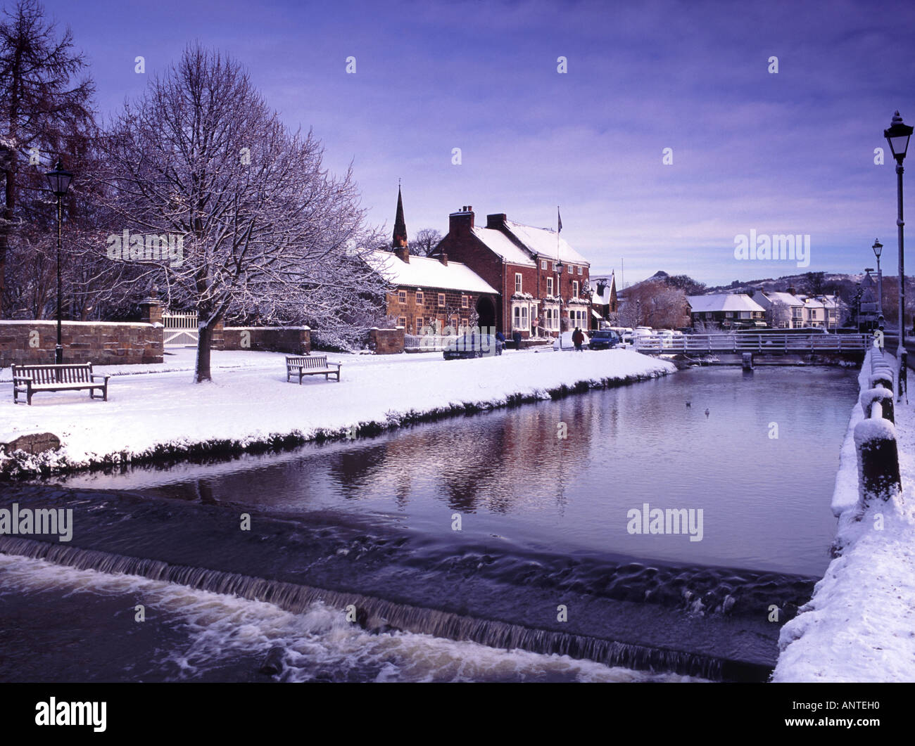 Fiume Leven e bassa Green Great Ayton in inverno la neve North Yorkshire Foto Stock