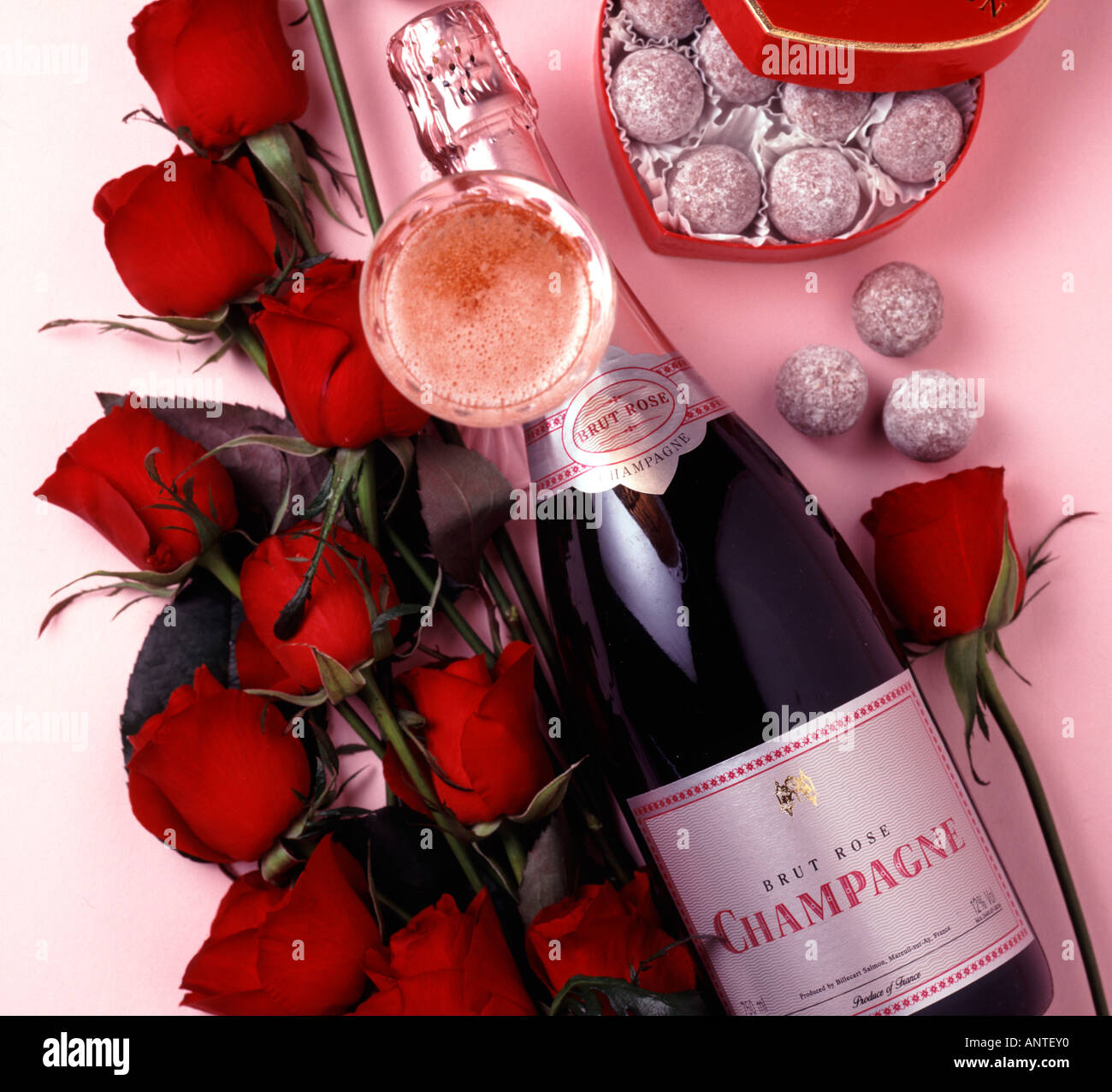 Champagne e Rose San Valentino di cioccolatini Foto stock - Alamy