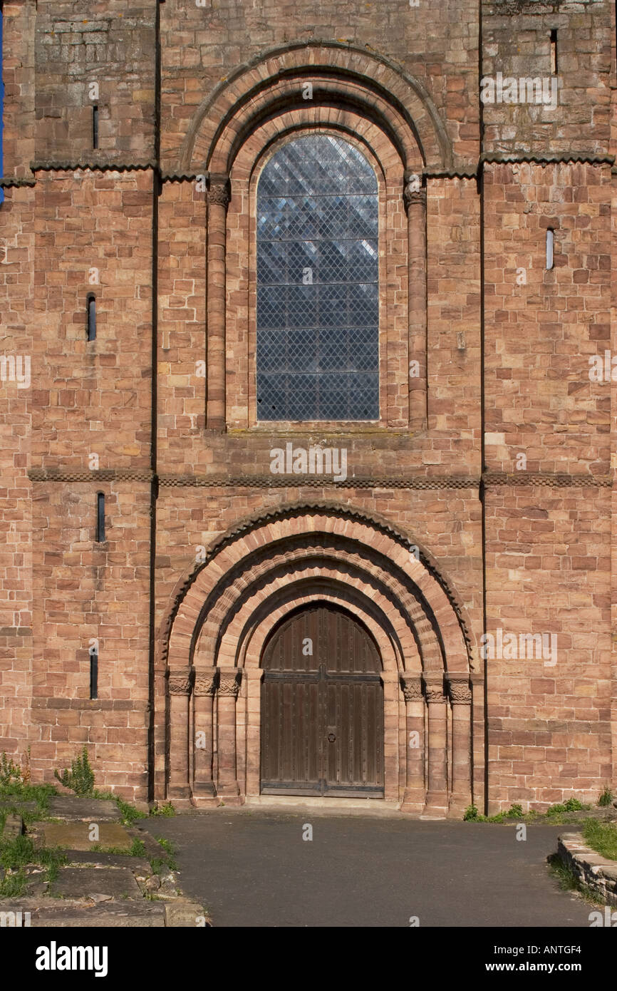 Il priorato di chiesa di San Pietro e di San Paolo Leominster facciata ovest che mostra portale appuntita finestra superiore e tutti e 8 i capitelli romanici Foto Stock