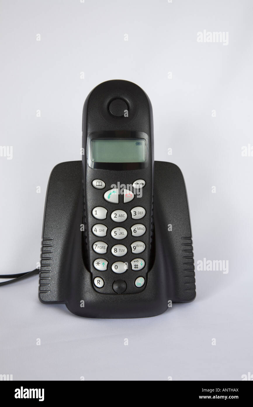 Un cordless nero digital cornetta telefonica con numero d'argento tasti sul caricabatterie del cellulare unità base con sfondo bianco Foto Stock