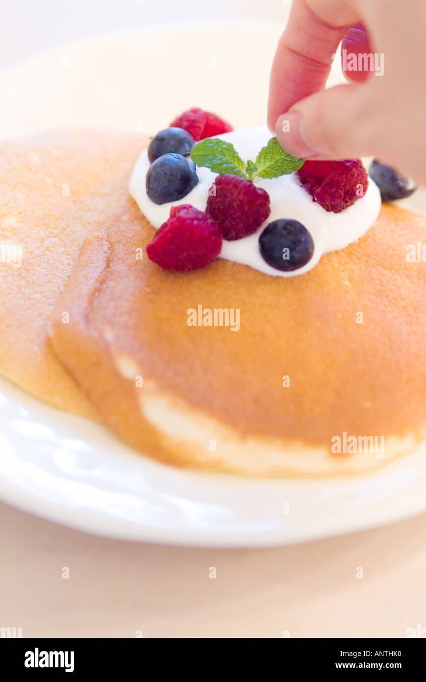 La decorazione di pancake con frutti di bosco Foto Stock