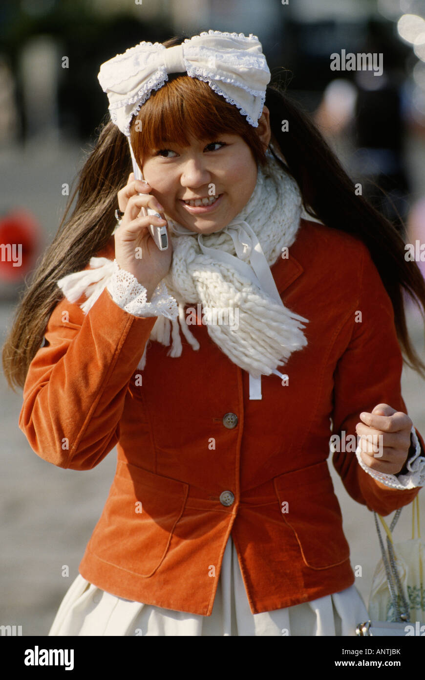 Tokyo Giappone Moda ragazza adolescente in Harajuku utilizzando il telefono cellulare Foto Stock