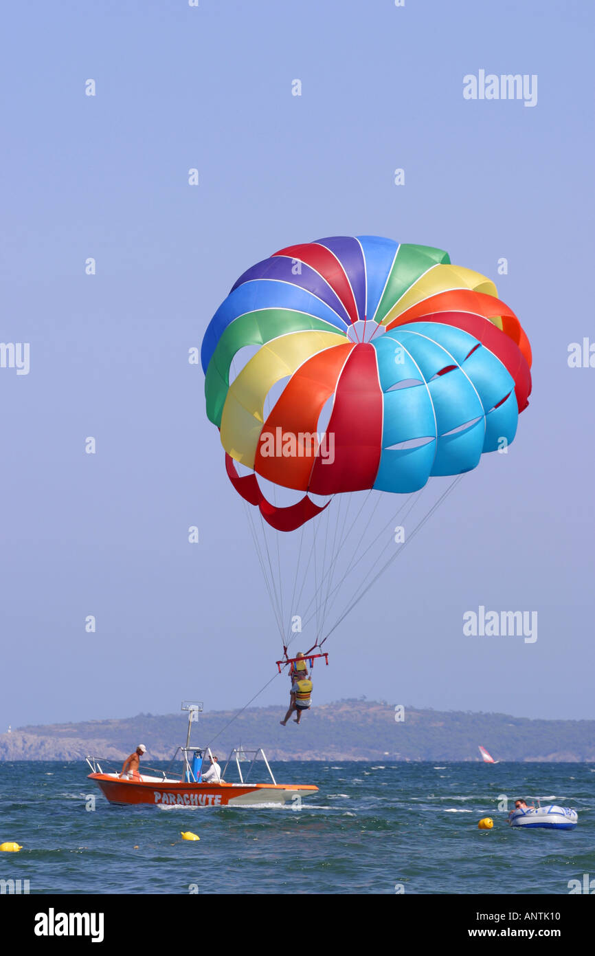 Parachute ride dietro una barca veloce Pollensa Maiorca Spagna Foto Stock