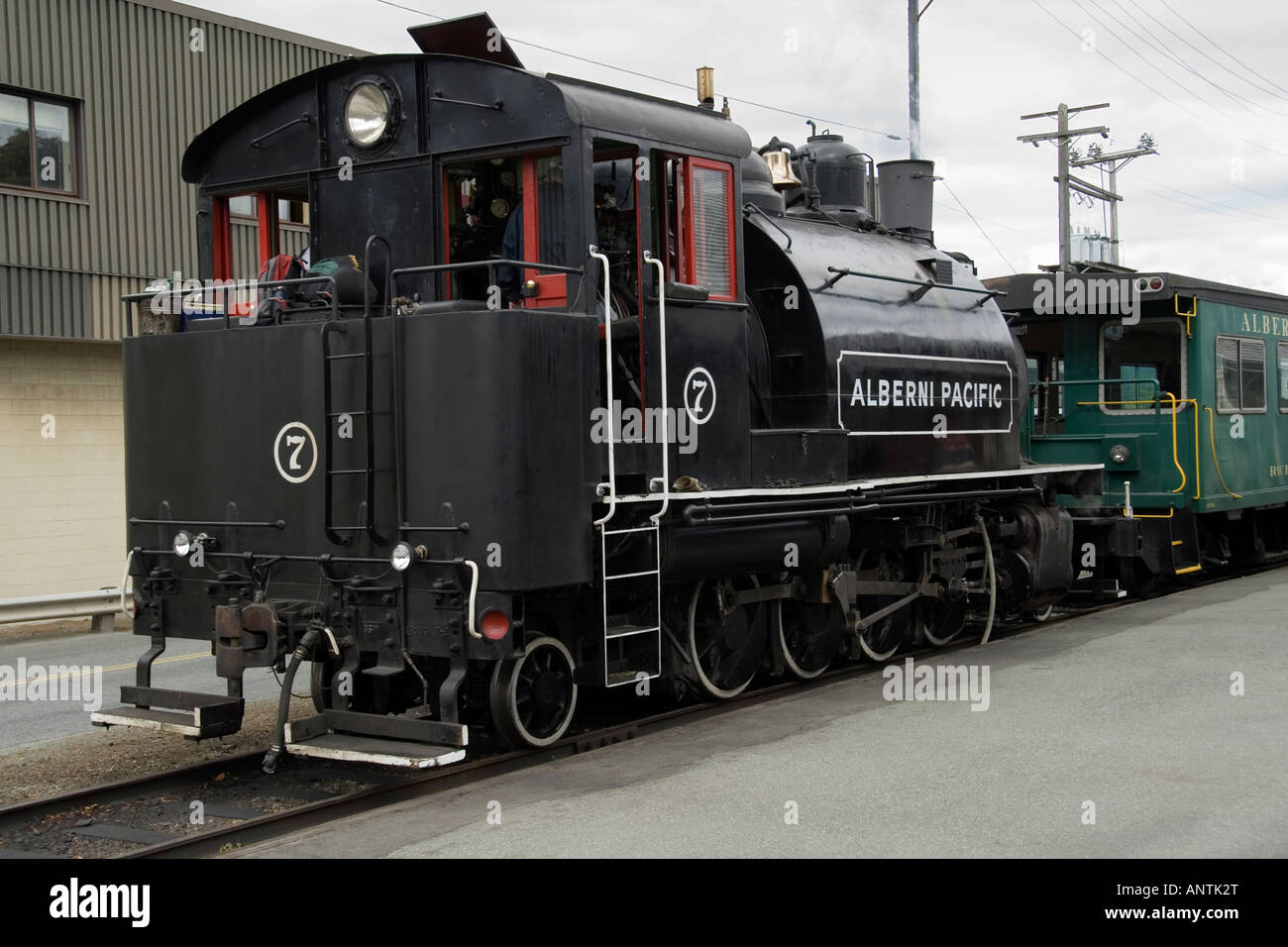 Alberni Pacific motore a vapore e treno prima di una escursione turistica, Port Alberni, British Columbia, Canada Foto Stock